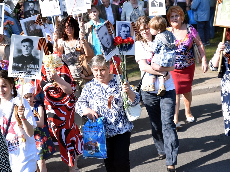 Uzvaras parkā apmeklētāju skaits sasniedzis 15 000; par alkohola lietošanu viens aizturētais

