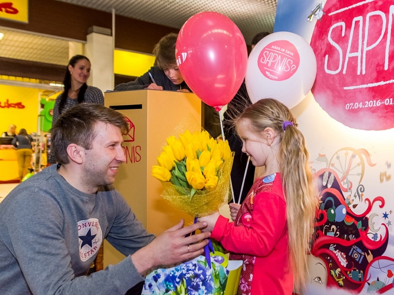 T/c "Ostmala" piepildījis pirmos liepājnieku sapņus

