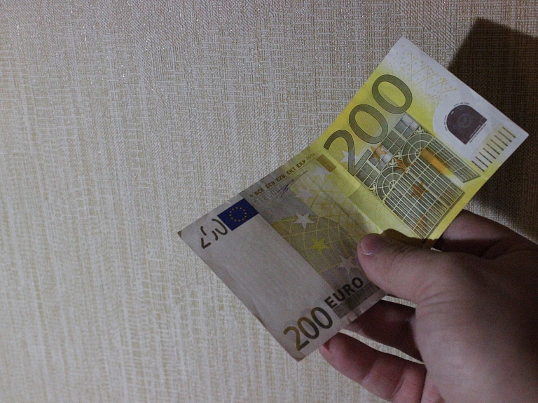 Apes novada priekšsēdētāja pērn dāvinājusi savai meitai 22 000 eiro


