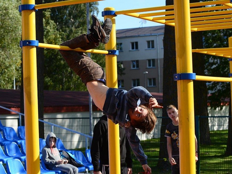 Ventspilniekus aicina sportot ielu vingrošanas stadionā

