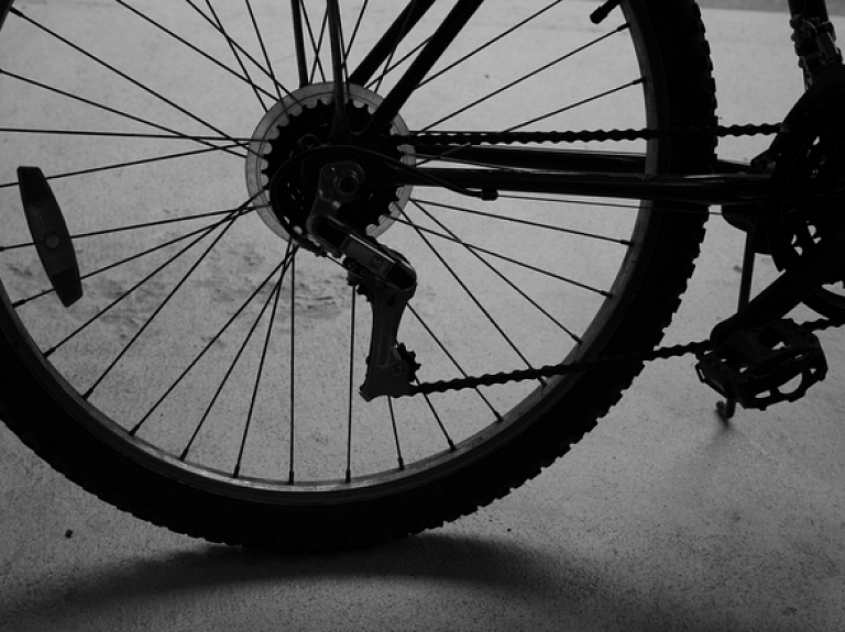 Strenčos 86 gadus vecs vīrietis ar automašīnu notriecis deviņus gadus vecu velosipēdistu

