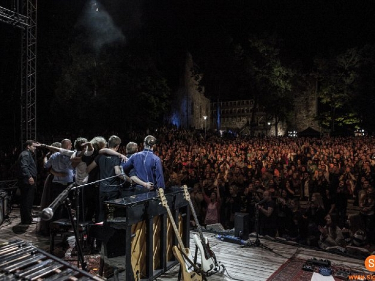 Grupa "The Sound Poets" izsludina papildkoncertu Siguldas pilsdrupu estrādē

