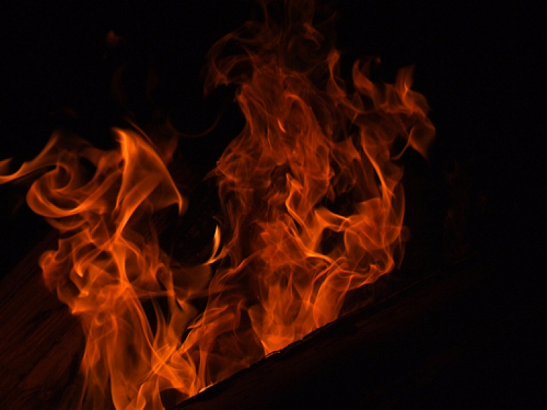 Ugunsgrēkā Daugavpilī cietusi sieviete