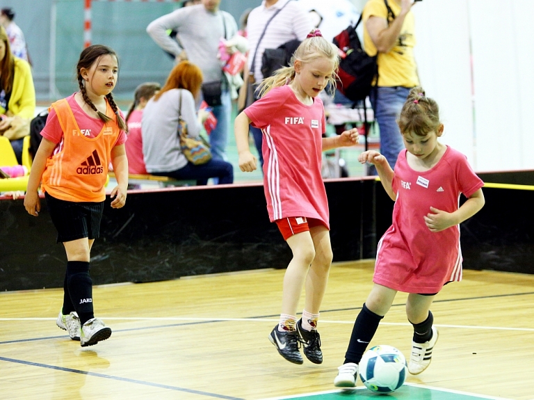 Teju 90 jaunās futbolistes Rīgā atklājušas "Live Your Goals" pasākumu sēriju