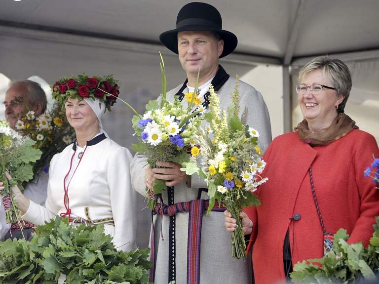 Valsts pirmais pāris kļuvis par vecvecākiem

