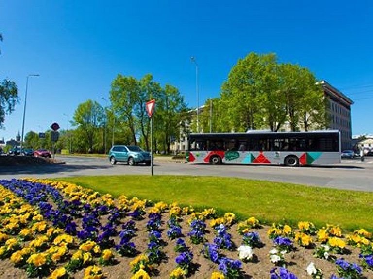 Liepājas puķu dobes papildinās bērnu audzētie ziedu stādi

