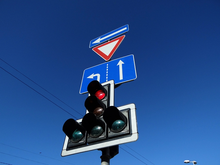 Uz Vidzemes šosejas Siguldā nedarbojas luksofors

