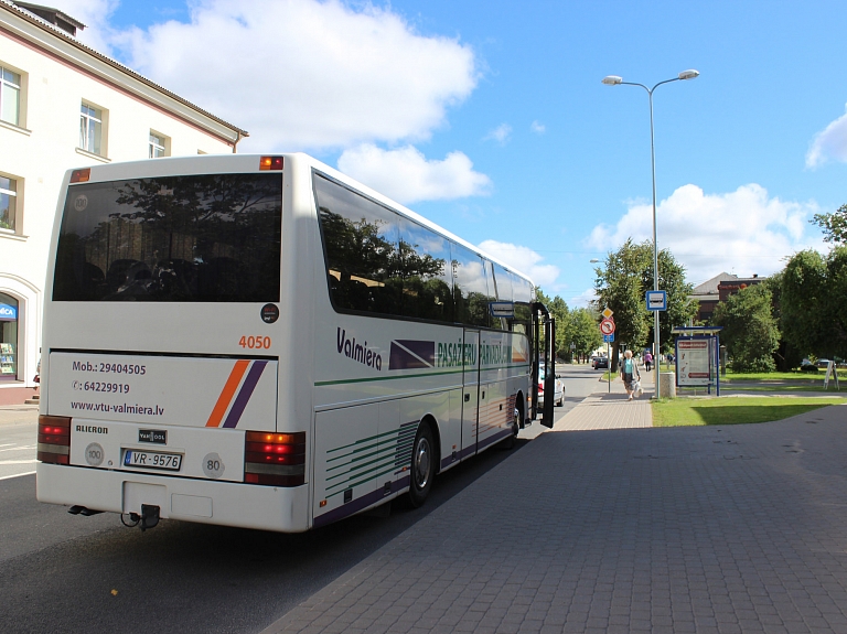 "VTU Valmiera" atgādina par velosipēdu un bērnu ratiņu pārvadāšanu autobusos