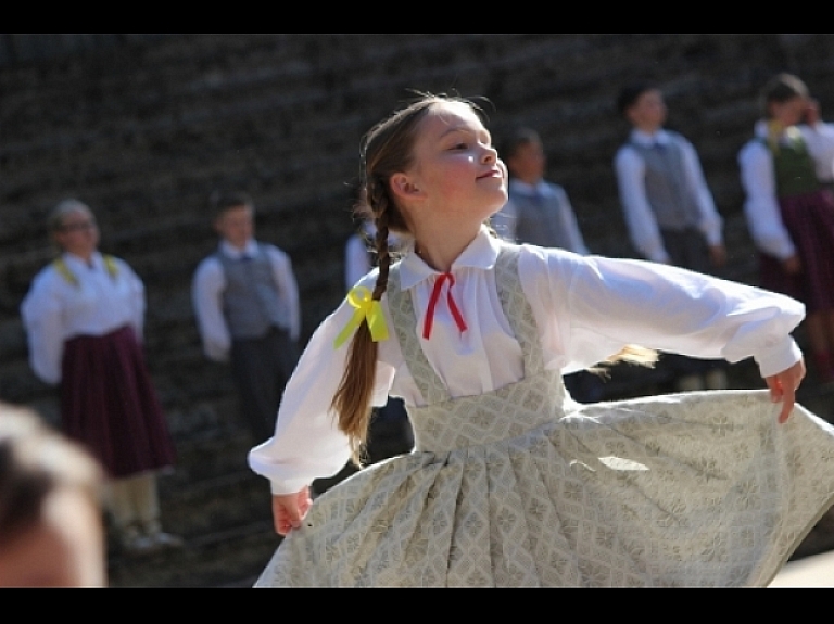 Valmierā notiks tautas deju festivāls "Latvju bērni danci veda"

