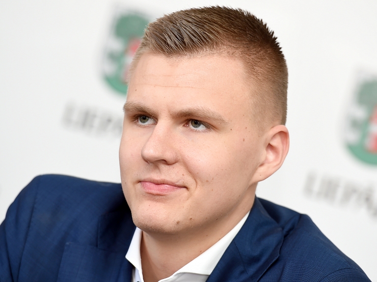 Porziņģis vienbalsīgi iekļauts NBA debitantu simboliskajā izlasē

