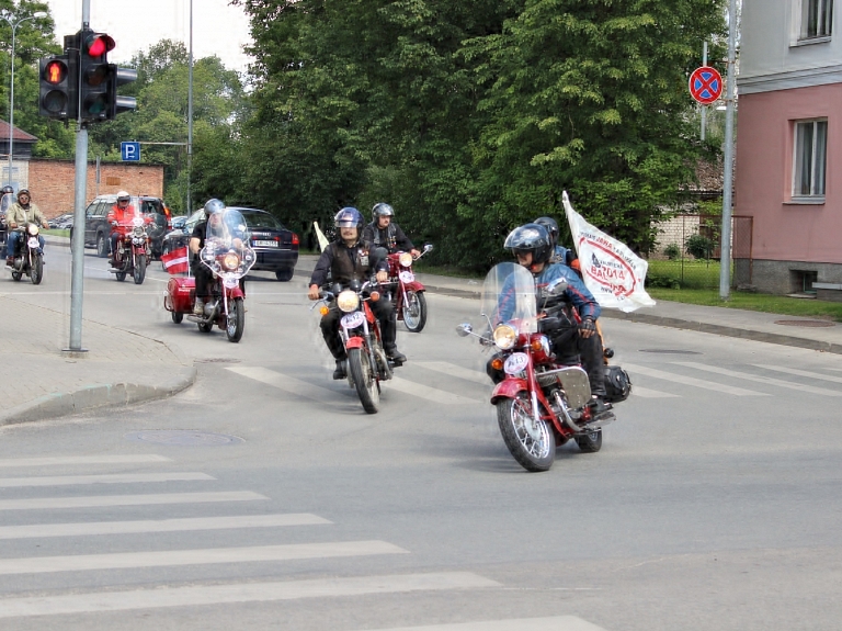 Sākoties moto sezonai, policija pastiprināti kontrolē moto braucējus

