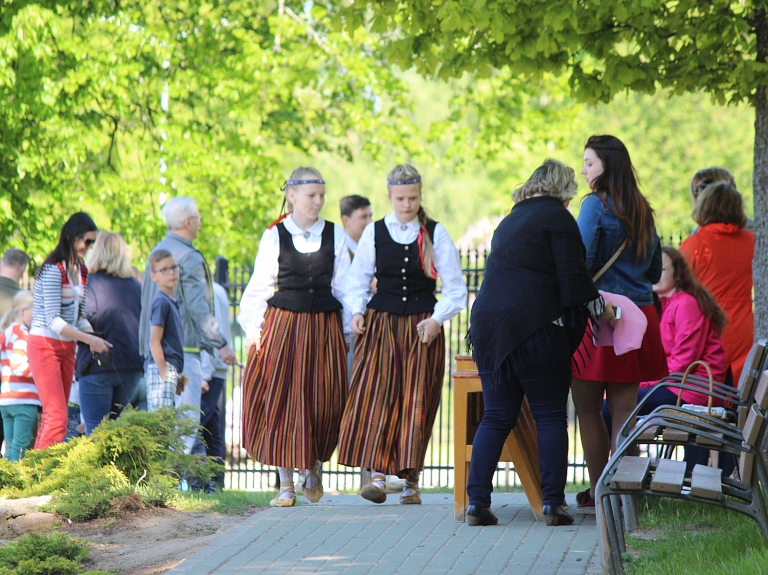 Dzirnavu ezeriņa promenādē notiek Valmieras 5.vidusskolas svētki "Mēs savai pilsētai" 