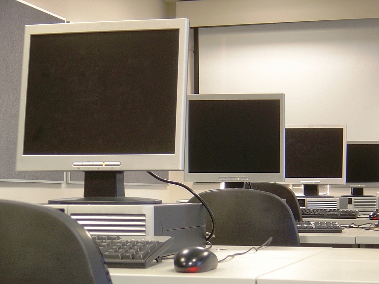 Rīgas domes Informācijas tehnoloģiju centrs par 990 000 eiro plāno iegādāties jaunu biroja tehniku

