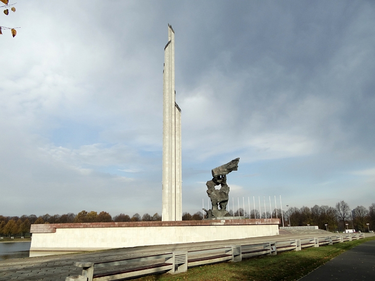 Saeimas komisija jūnija sākumā vērtēs iedzīvotāju iniciatīvu par "Rīgas īstā Uzvaras laukuma atjaunošanu"

