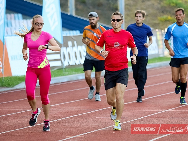 Ar intervālu treniņu stadionā turpinās gatavoties "Liepājas pusmaratonam"

