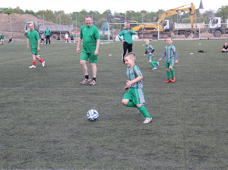 FK "Tukums 2000" U – 7 futbola komanda mērojas spēkiem ar Tukuma novada Domes pārstāvju komandu 