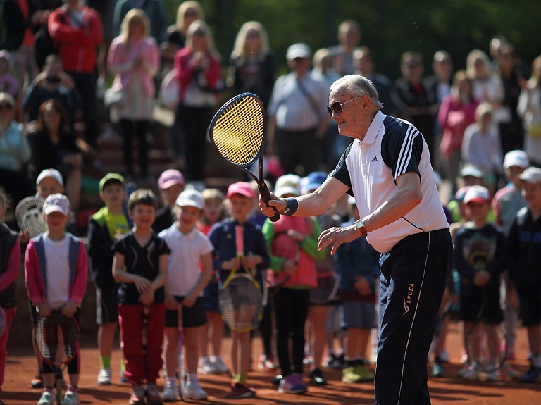 Jaunākie tenisisti sacenšas LTS SEB tenisa festivālā Mežaparkā

