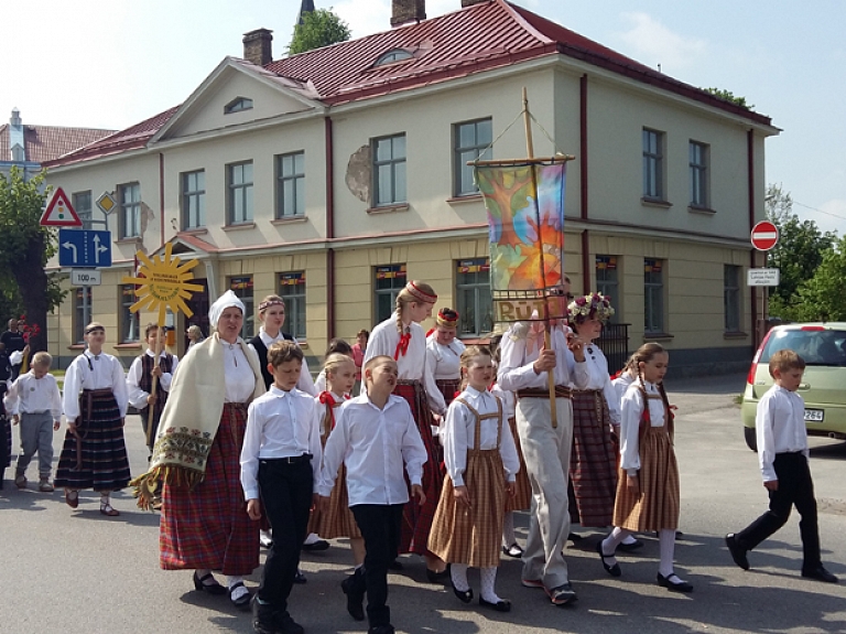 Preiļu novada folkloras kopas piedalījās festivālā "Pulkā eimu, pulkā teku" Saldū

