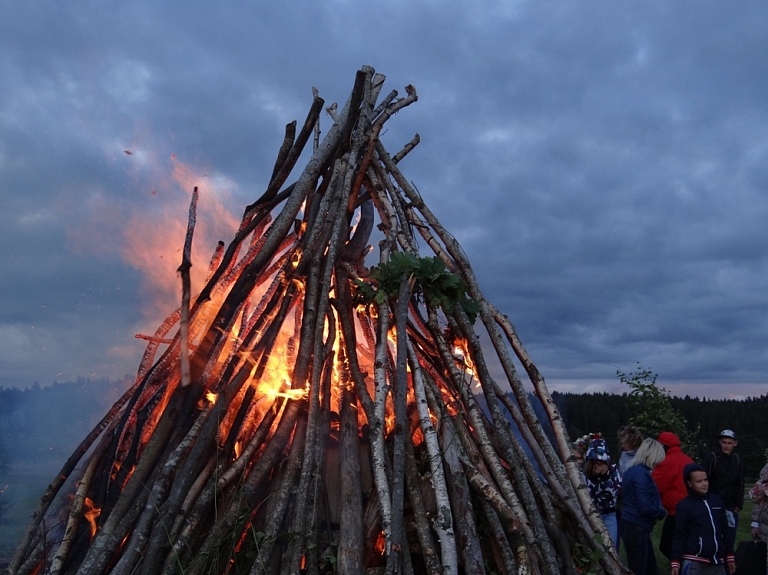 Līgo svētku dižkoncerts šogad norisināsies Talsu Sauleskalna estrādē

