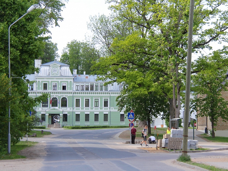 Uz laiku slēgs pieturvietu "Kocēni"