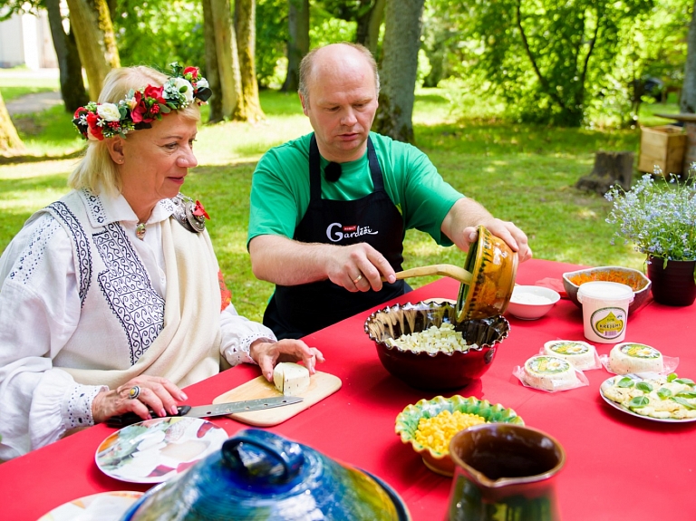 Ilze Jurkāne izzina siera ēšanas tradīcijas Kurzemē

