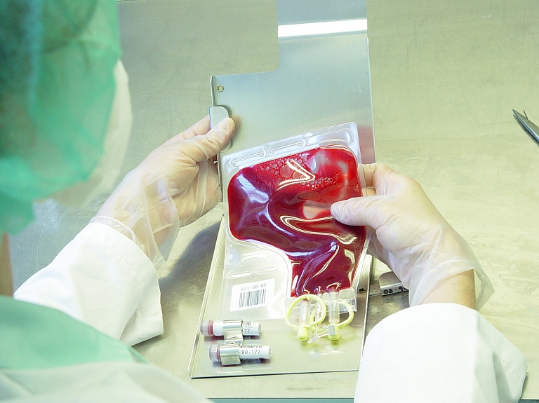 Lai mazinātu riskus pacientiem, donoru ziedoto eritrocītu masu filtrēs 100% apmērā

