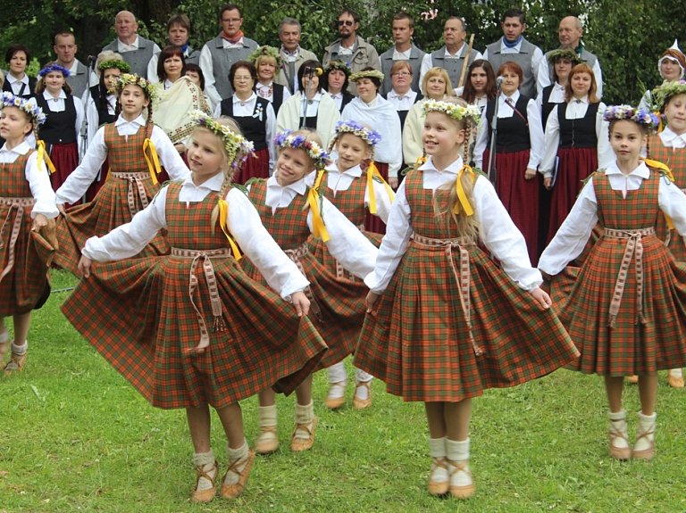 Koncerts "Danco, danco tu, saulīte!" ieskandinās Dobeles Ceriņu svētkus

