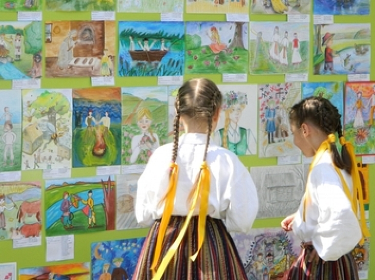 Dagdā noslēdzies latgaliešu tautasdziesmām veltītais zīmējumu konkurss "Muna tautysdzīsme kruosu volūdā"