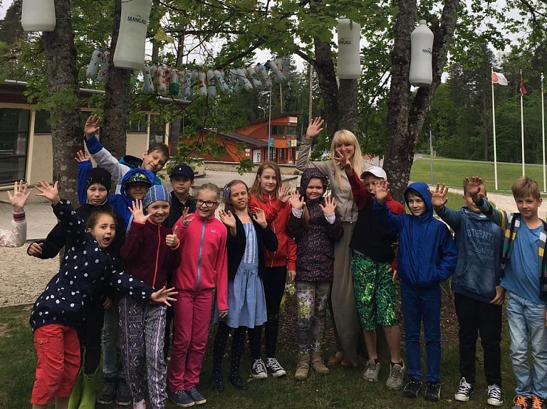 Siguldā ar "runājošajiem" minerālūdens parkiem aicina iedzīvotājus uzturā lietot ūdeni