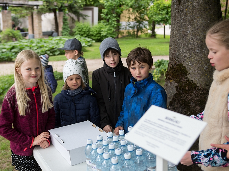 Cēsīs ar "runājošajiem" minerālūdens parkiem aicina iedzīvotājus uzturā lietot ūdeni