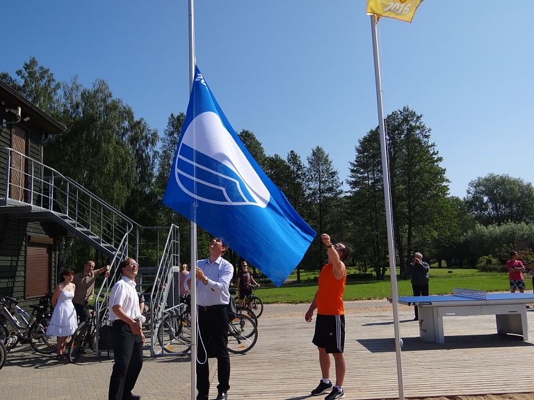 Limbažu Lielezera pludmalē pacelts zilais karogs