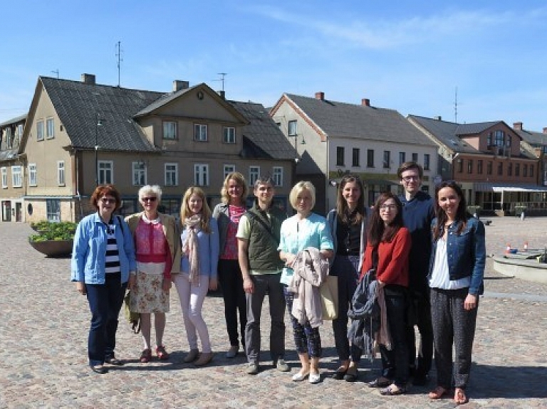 Tūrisma departaments izbauda ceriņus Dobelē 