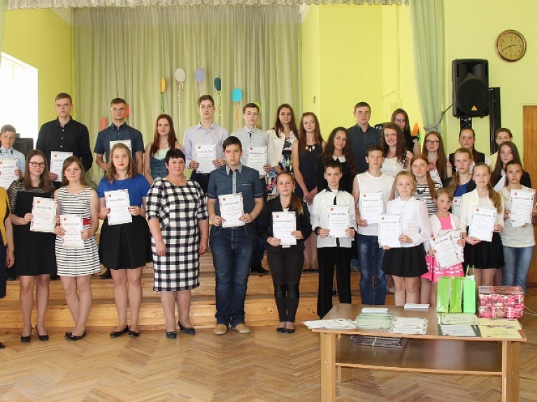 Dagdā godināti novada labākie skolēni un skolotāji

