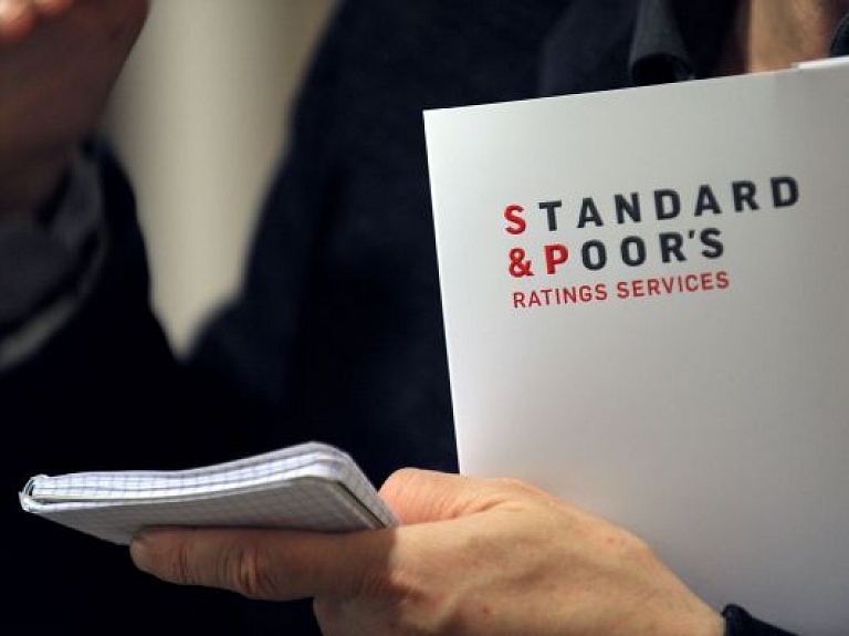 "Standard&amp;Poor's" Latvijas kredītreitingu saglabā "A-" līmenī