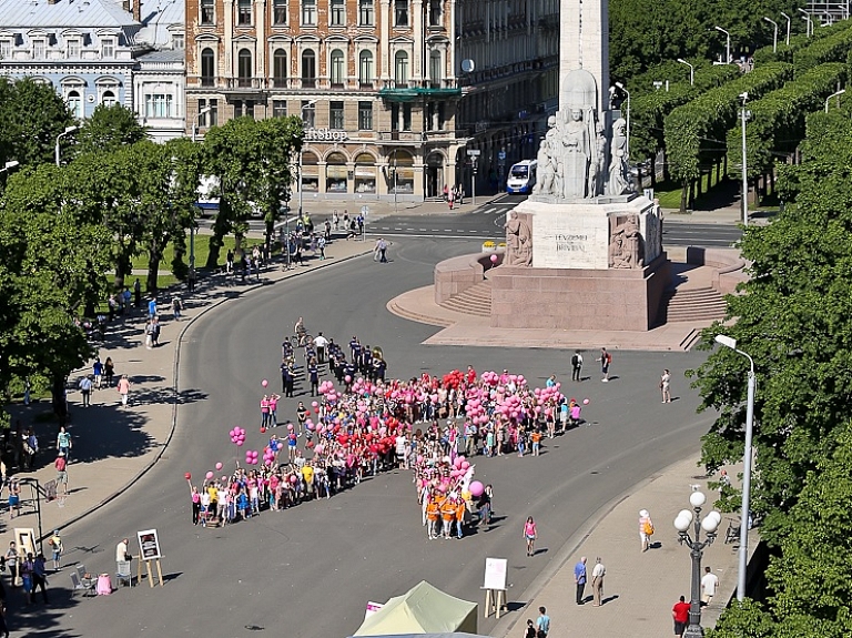 Vairāk nekā 400 cilvēki devušies Rozā lentītes atbalsta gājienā

