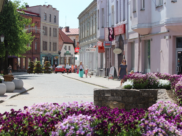 Cēsis rotājas krāšņos vasaras ziedos

