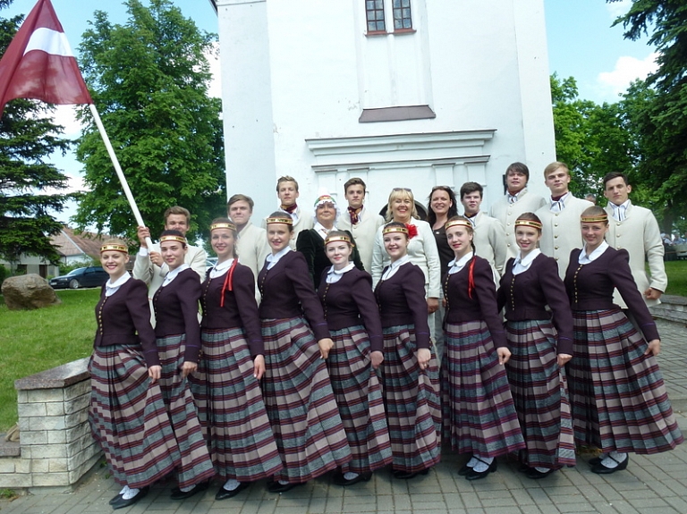 Suntažnieki koncertē tautas mākslas festivālā Lietuvā 