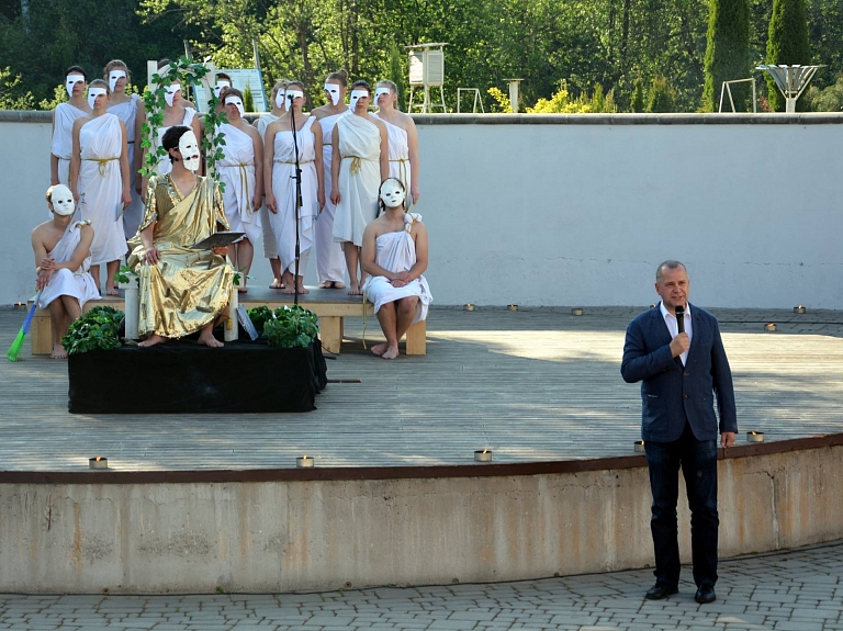 Valmieriešiem panākumi Latvijas skolu teātru parādē "Teatrons 2016"