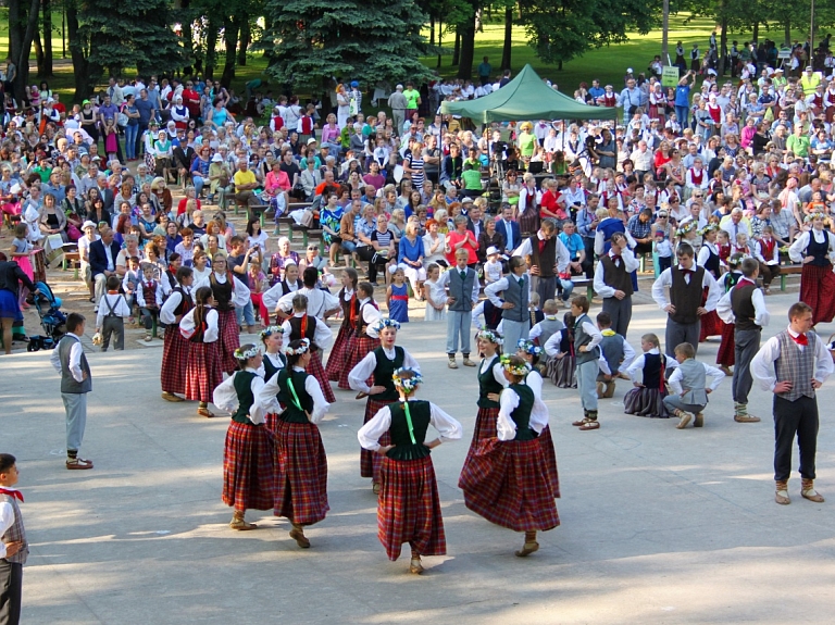 Izskanējis un izdejots festivāls "Latvju bērni danci veda"