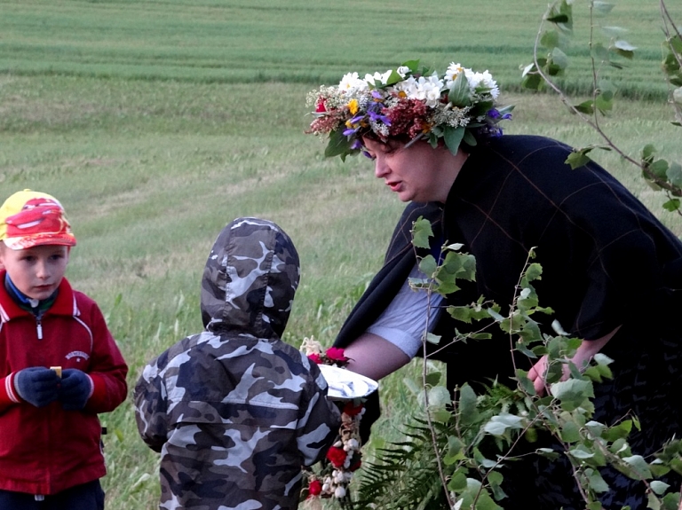 Ar videoklipu palīdzību ārzemniekus izglītos par vasaras saulgriežu svinēšanas tradīcijām Latvijā

