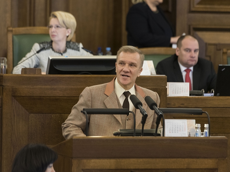 Kalnozols vēlas rosināt, lai par ģimenes jautājumiem spriestu laulāti tiesneši ar bērnu

