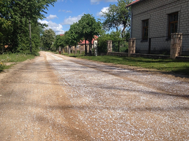 Pabeigta Valmieras grantēto ielu apstrāde ar putekļu absorbentu

