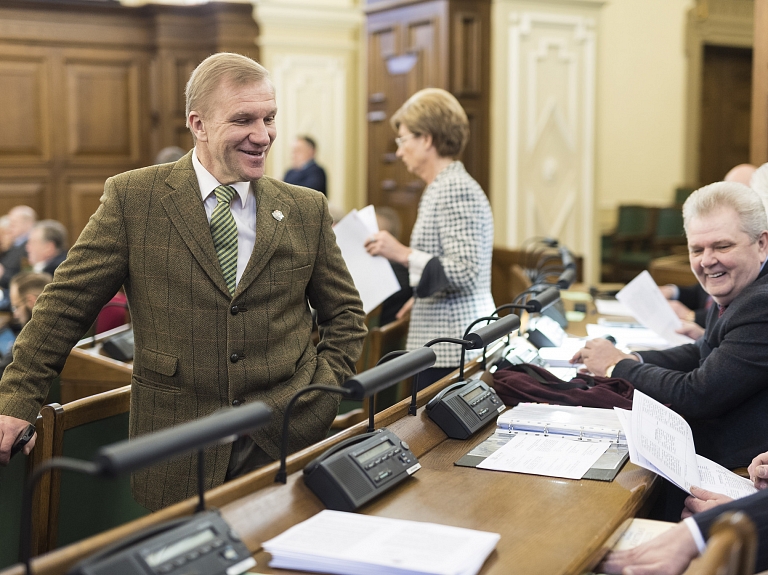 Kalnozols Saeimas komisijā slavē padomju izglītības sistēmu

