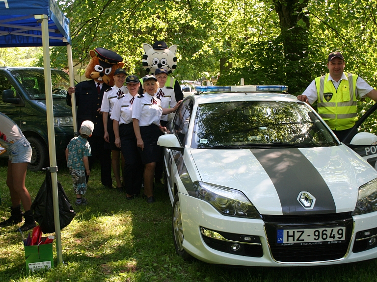 Policisti piedalās Bērnu svētkos Elejas muižas parkā

