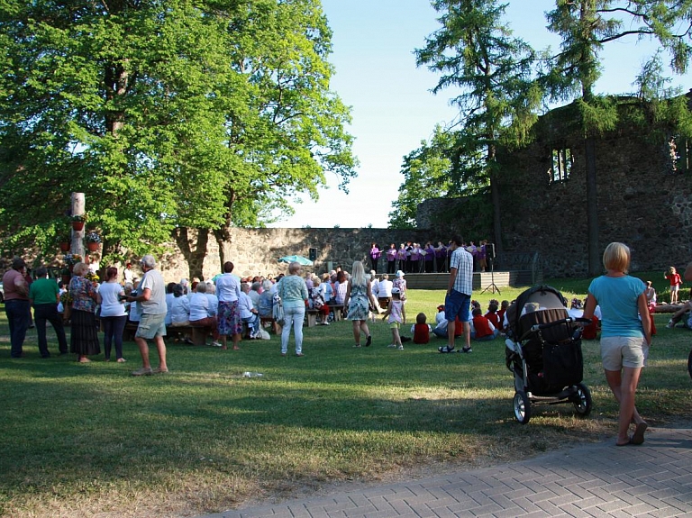 Valmieras Pilsdrupu estrādē ieskandināts vasaras sezonas brīvdabas koncerts

