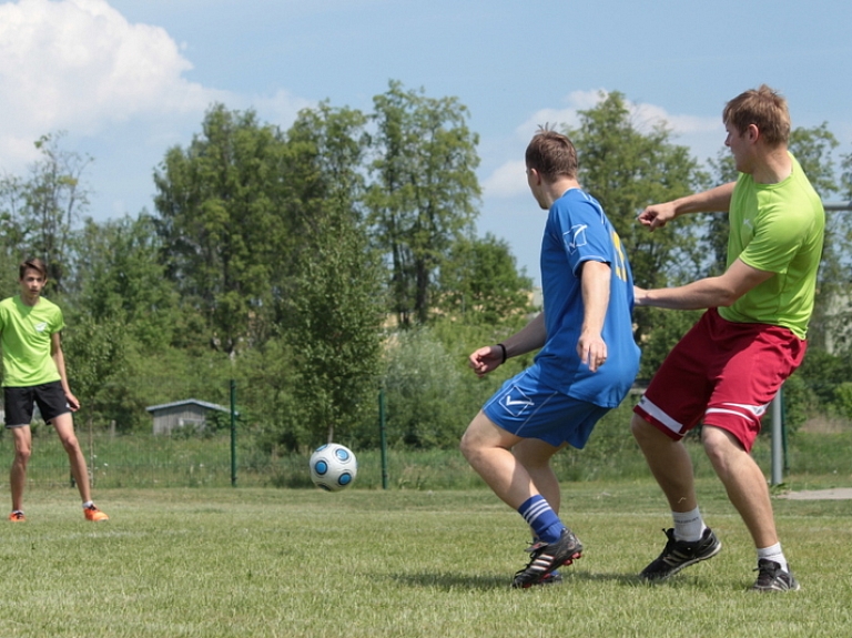 Valmieras SOS bērnu ciematā notiek vasaras ieskandināšanas futbola turnīrs

