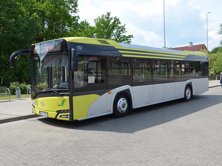 Valmierā testē jaunu pilsētas maršrutu autobusu

