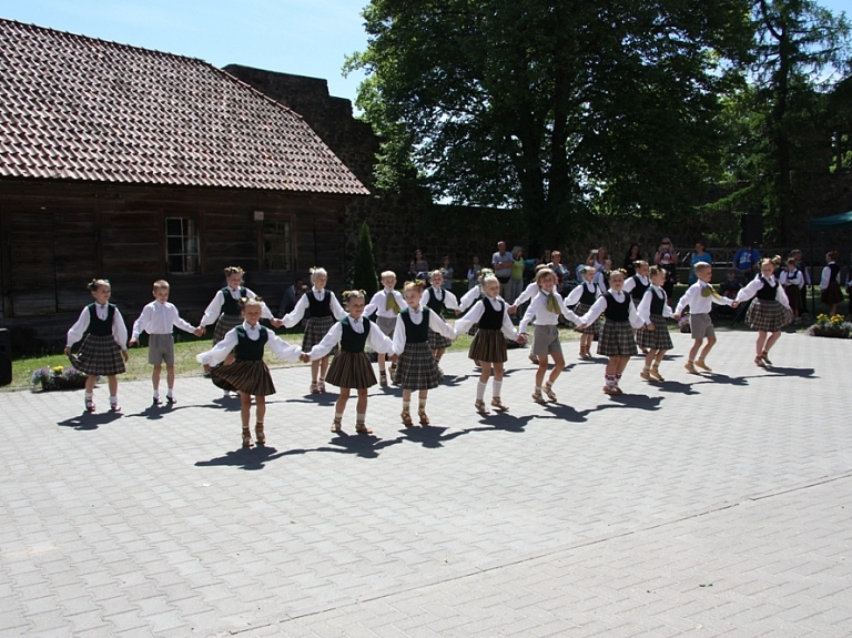 Valmierā sācies tautas deju festivāls "Latvju bērni danci veda"