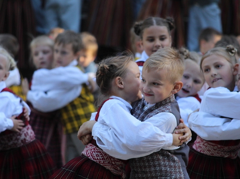 Valmierā izskan tautas deju festivāls "Latvju bērni danci veda"