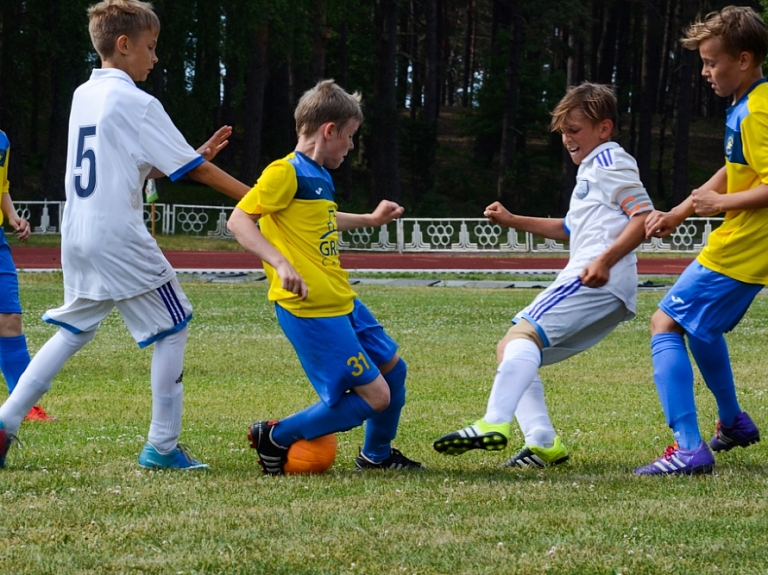 Zēni ar pilnu jaudu cīnās šīgada pirmajā Zēnu Futbola festivālā